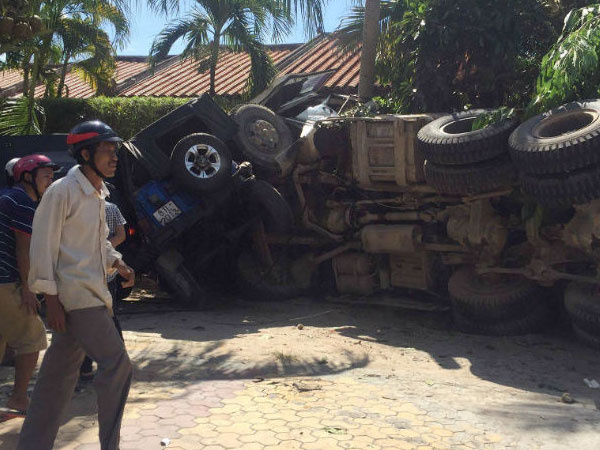 Xe ben lao vào resort tông 2 xe jeep, đè nát chân người dân