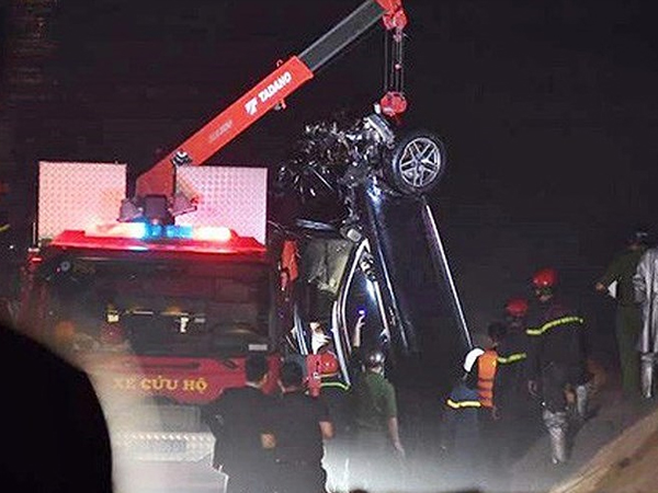 Xe Mercedes lao xuống sông Hồng: Công an nói về 'nạn nhân thứ 3'