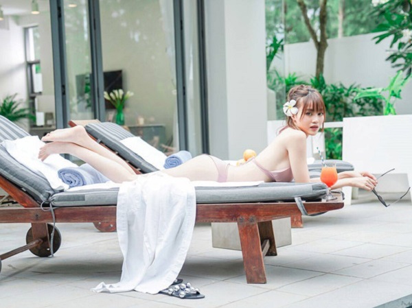 Lan Ngọc cùng hội bạn thân 'gái già' khoe dáng nóng bỏng với bikini trong phim mới