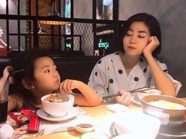 Mai Phương khoẻ mạnh hơn hẳn, tươi tắn dẫn con gái đi ăn sau gần 2 tháng xuất viện