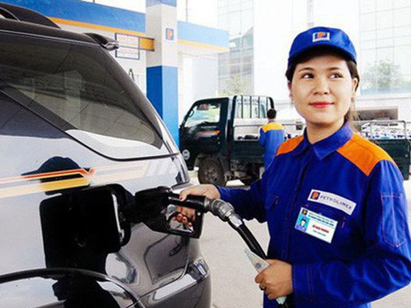 Mỗi lít xăng giảm hơn 1.000 đồng