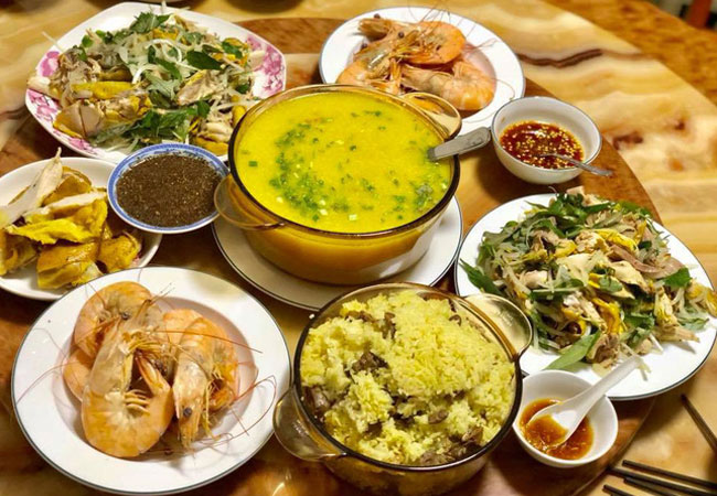 Nhà bất ngờ có khách, bà nội trợ làm mâm cỗ 900 nghìn đầy ắp món ngon nhưng vẫn bị soi vì...