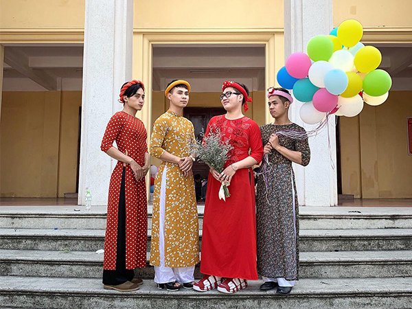 Nhóm nam sinh mặc áo dài, giả gái chụp kỷ yếu bị dân mạng chê nữ tính nhưng biết thân thế thật ai cũng thích thú
