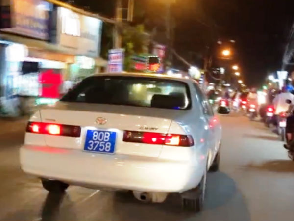 Phạt lái xe 80B giả hú còi ưu tiên trên đường 14,7 triệu