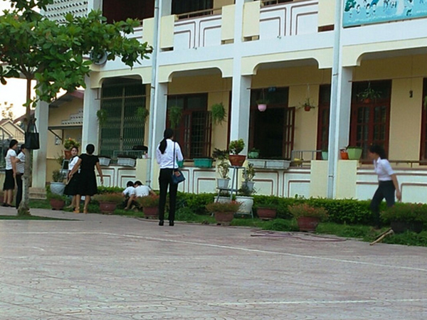 Thầy giáo cầm dao vào trường, đánh nữ giáo viên bị Hiệu trưởng là chị ruột ký quyết định 'khiển trách'