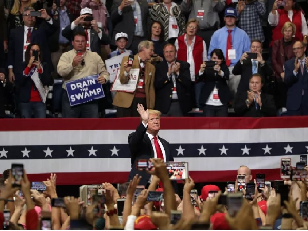 Video quảng cáo chiến dịch bầu cử giữa kỳ của Donald Trump bị Facebook và Twitter gỡ bỏ
