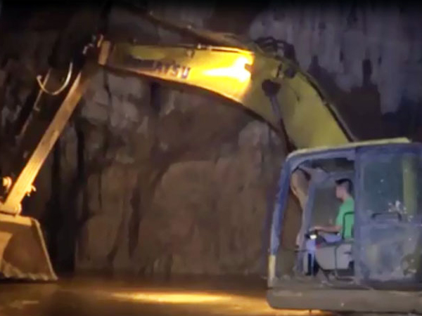 Video Xuyên đêm tìm kiếm 2 phu vàng mắc kẹt trong hang