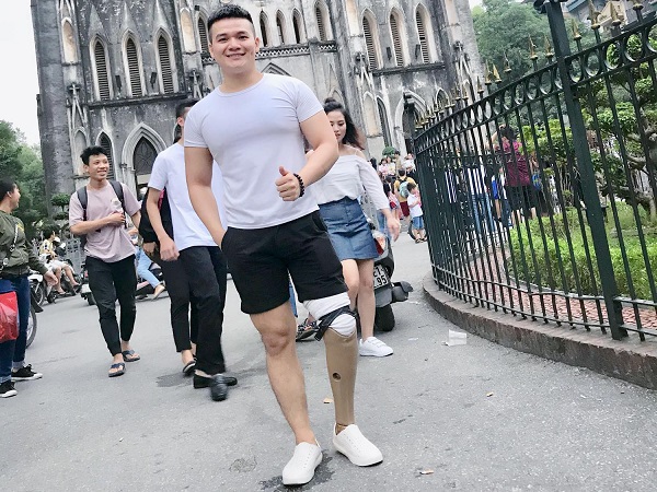 Chấn động trước câu chuyện chàng trai một chân dành cả thanh xuân chăm sóc cụ già neo đơn nhưng sự thật là...