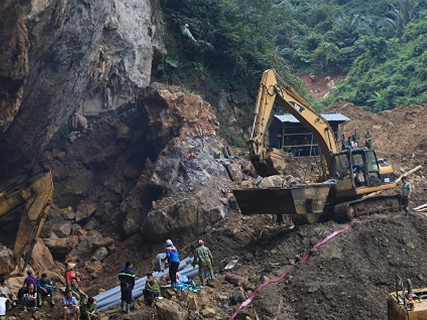 Đã xác định vị trí hai phu vàng mất tích trong hang sâu 70m