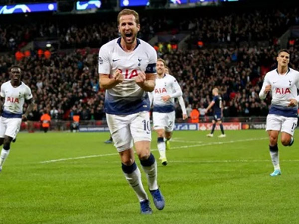 Kane lập cú đúp, Tottenham thổi bùng hy vọng đi tiếp