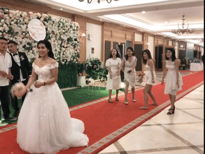 Khi bạn chưa muốn lấy chồng nhưng đứa bạn thân vẫn thích ném hoa cưới: 36 kế chuồn là thượng sách