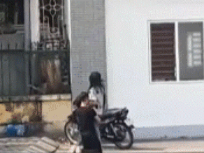 Mặc bạn gái giãy giụa, nam thanh niên vẫn quỳ gối níu kéo trước cổng trường