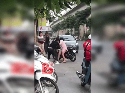 Nam thanh niên túm tóc, đấm túi bụi vào người bạn gái trên phố Hà Nội
