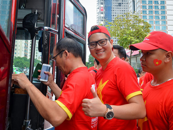 Người hâm mộ sang Lào cổ vũ ĐT Việt Nam ở trận ra quân AFF Cup