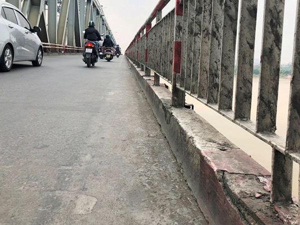 Sau vụ xe Mercedes lao sông Hồng: Lan can cầu Chương Dương cần gia cố