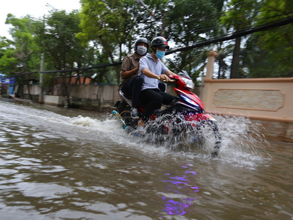Triều cường dâng cao, khu nhà giàu Thảo Điền lại ngập lênh láng