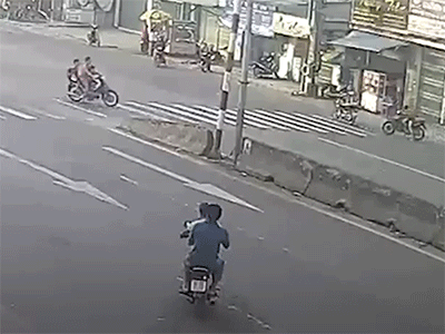 Video 2 người chạy xe máy ngược chiều bị ôtô tông bay qua dải phân cách