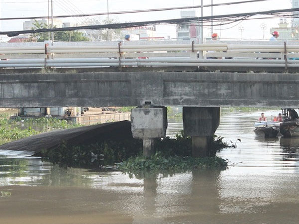 Chìm sà lan ở Cần Thơ, 4 người thoát chết
