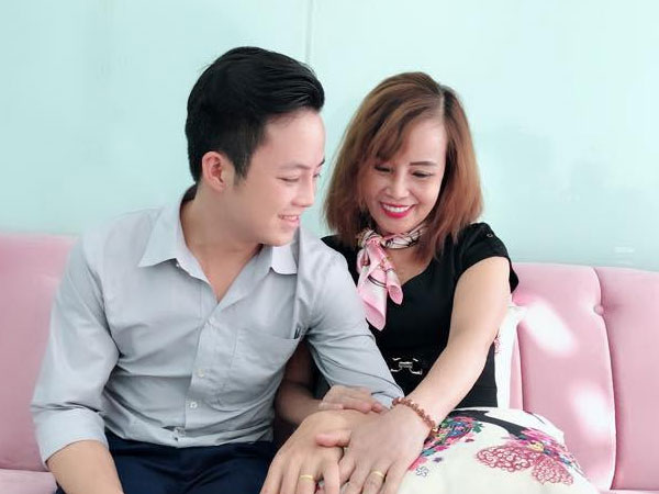 Cô dâu 62 tuổi: 'Tôi là bà già lắm tiền mua trai trẻ, chồng là thằng dân tộc lười biếng'