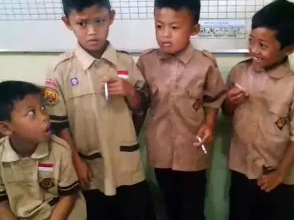 Hiệu trưởng Indonesia bắt học sinh hút thuốc lá để trừng phạt