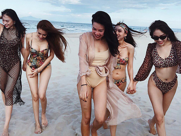 Hội bạn thân 10 năm rủ nhau diện bikini, khoe body nóng bỏng 'đốt' cả Instagram