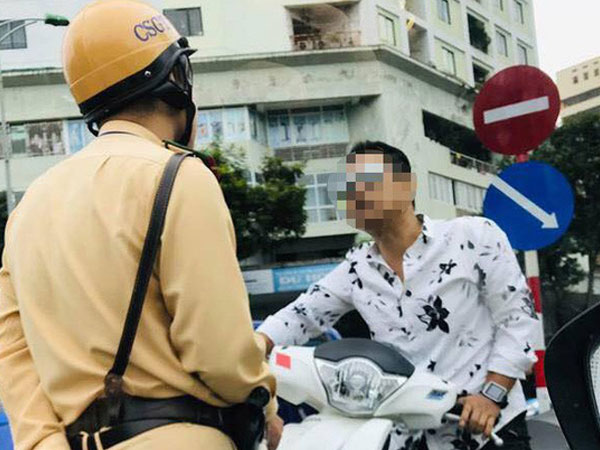Người đàn ông đầu trần lái xe SH đi ngược chiều, thách thức CSGT ở trung tâm Hà Nội