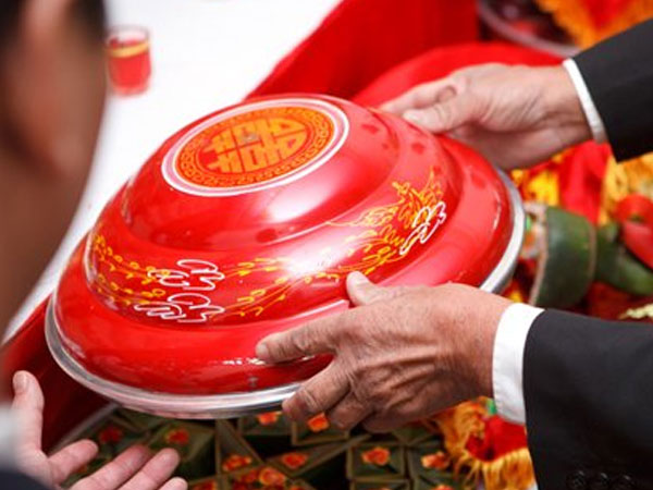 Nhà trai đỏ mặt bỏ về sau lời thách cưới của nhà gái