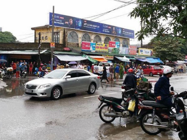 Sau va chạm, nam thanh niên đi xe máy vác dao chặt tay tài xế ô tô con trước chợ