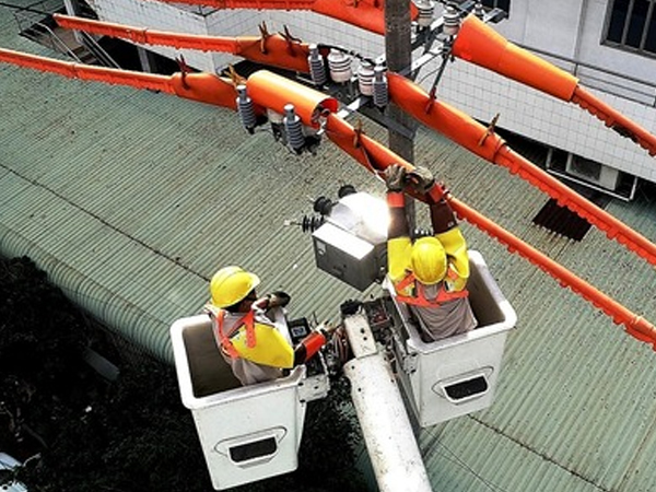 Video Đội sửa chữa 'điện sống' ở Sài Gòn
