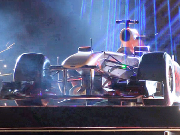 Video: Xe đua F1 trăm tỷ xuất hiện tại Hà Nội