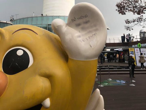Xuất hiện hình ảnh dòng chữ tiếng Việt viết trên bức tượng dưới chân tháp Namsan Seoul, Hàn Quốc