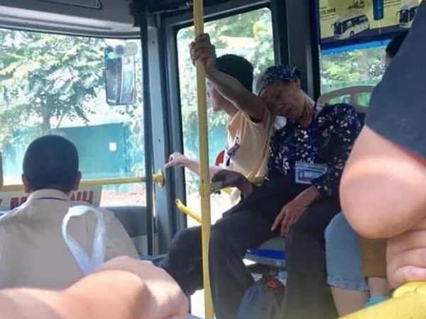 Chẳng cần đẹp trai như tài tử, anh bán vé xe bus vẫn được gọi là 'soái ca' vì hành động ấm áp này