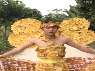 Clip thiên thần thôn quê sải bước trong show Victoria's Secret 'cây nhà lá vườn'