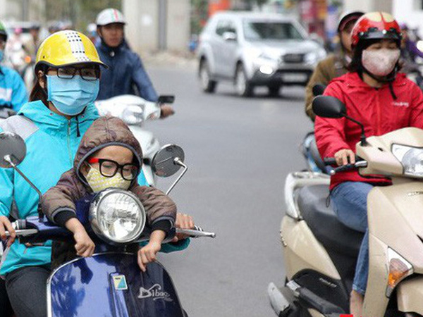 Hình ảnh người dân Hà Nội đón gió lạnh, kẻ đông người hè xuất hiện trên phố