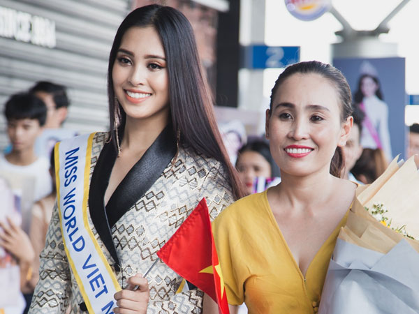 Mẹ cùng người hâm mộ tiễn Trần Tiểu Vy lên đường sang Trung Quốc chinh chiến Miss World 2018