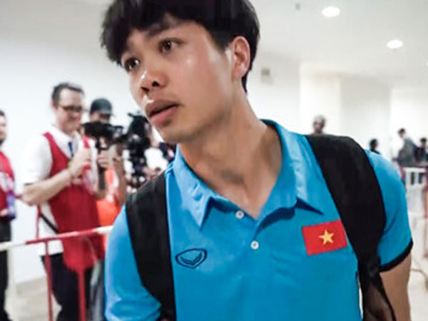 Video: Công Phượng rời sân trong tiếng hò reo của CĐV Việt Nam
