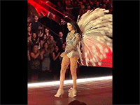 Video Thiên thần chị cả Adriana Lima giải nghệ, xúc động bật khóc ngay trên sân khấu cuối cùng tại Victoria's Secret Fashion Show