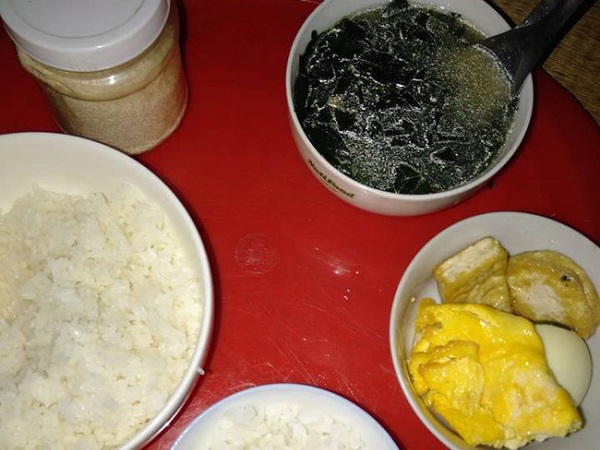 Cơm cữ lèo tèo vài miếng đã đành, mẹ chồng còn đặt thêm vật này lên mâm khiến nàng dâu 'thà nhịn đói còn hơn'