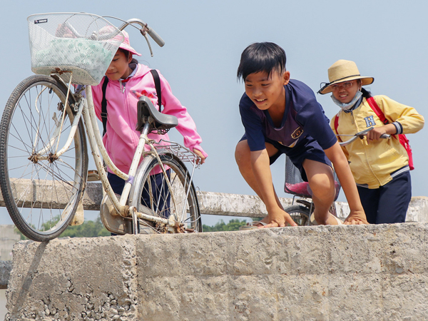 Học sinh liều mình đi qua cầu sắp sập ở Quảng Nam