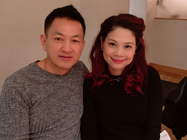 Kỷ niệm 2 năm yêu nhau, ông xã Thanh Thảo lãng mạn tới mức mặc lại chiếc áo của ngày đầu gặp gỡ để thể hiện tình cảm