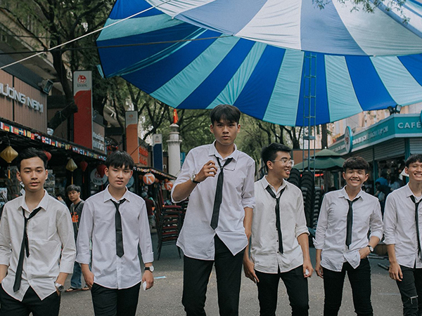 Nam sinh Sài Gòn 18 tuổi cao gần 2m: Thường xuyên đụng đầu vào trần nhà, bị bạn bè trêu chọc ác ý