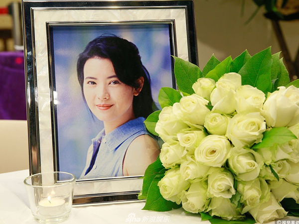 Tiếng hét ở tang lễ Lam Khiết Anh và sự dơ bẩn của showbiz Hong Kong