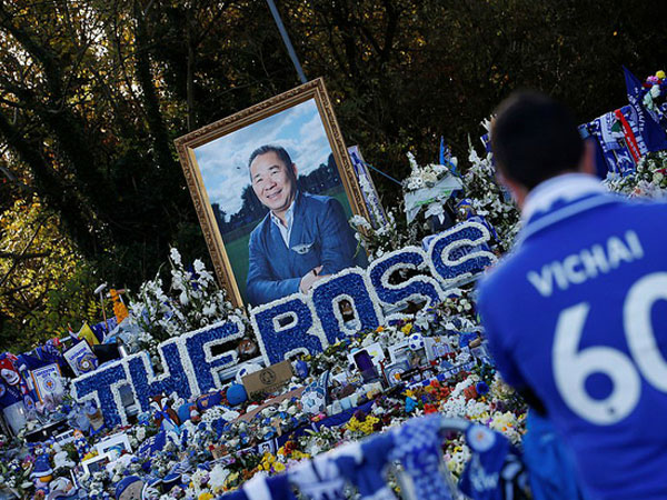Biển người tham gia lễ tưởng niệm cố Chủ tịch của Leicester
