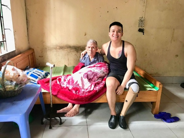 Cuộc gặp định mệnh giữa chàng trai cụt chân và ông lão cô độc trong căn nhà hoang: 'Nhìn ông như vậy mình khóc mấy đêm liền'