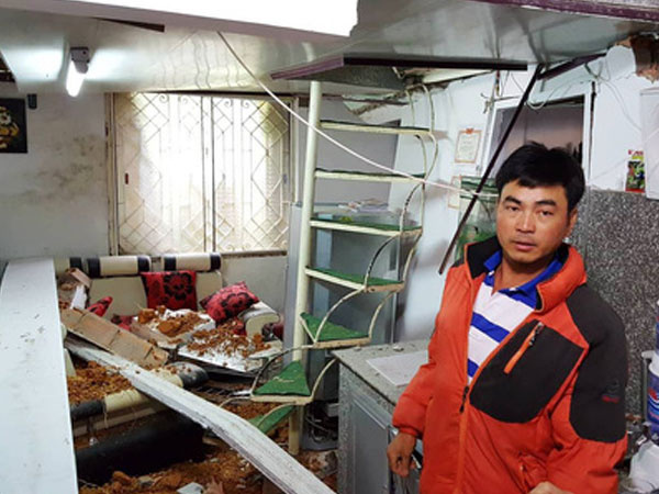 Hàng trăm khối đất đá vùi lấp gây sập nhà khi cả gia đình đang ngủ