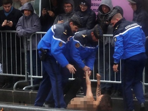 Người phụ nữ ngực trần chặn đoàn xe hộ tống Trump ở Paris
