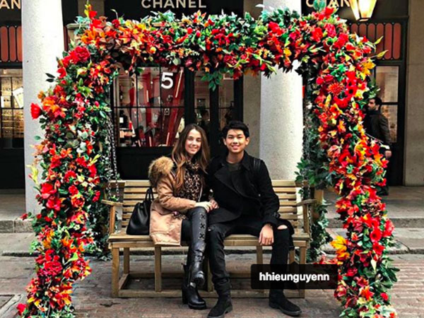 Thiếu gia em chồng Hà Tăng - Hiếu Nguyễn nắm chặt tay bạn gái, kỷ niệm 1 năm yêu ngọt ngào