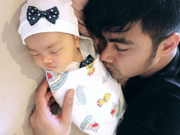 Tuyển người trông con 2 tháng 'ngày chỉ làm 8 tiếng, lương 2 triệu/tháng', ông bố Hà Nội bị ném đá tả tơi