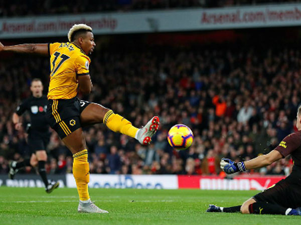 Arsenal thoát thua phút chót ở Emirates