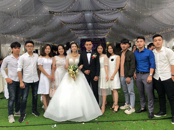 Cô dâu chú rể rạng rỡ trong đám cưới khủng, chi gần 1 tỷ đồng dựng rạp và mời cả ca sĩ Ngọc Sơn về biểu diễn